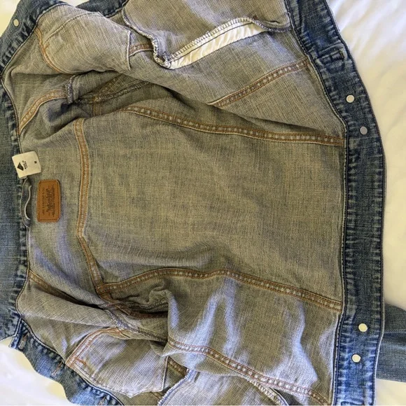 Women’s classic Levi's Denim Jacket - Picture 4 of 7
